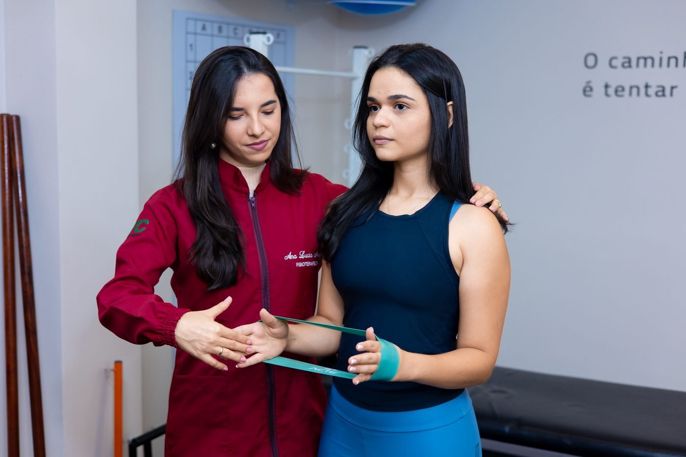 Exercício com faixa elástica na Fisius ITC Vertebral